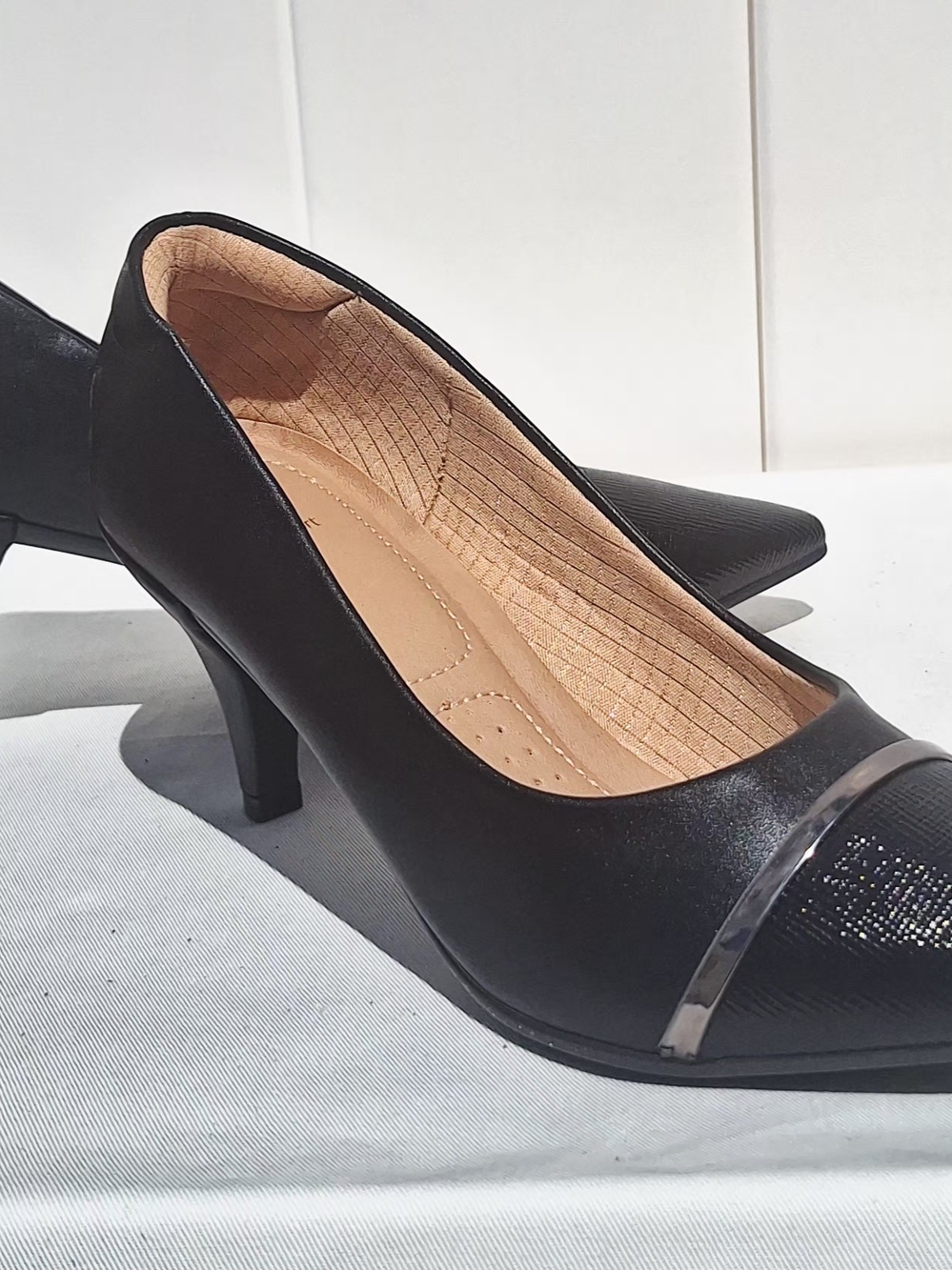 B Comfort Classic Black Women's Mid-Heel Pumps Sz 9 Good Condition.